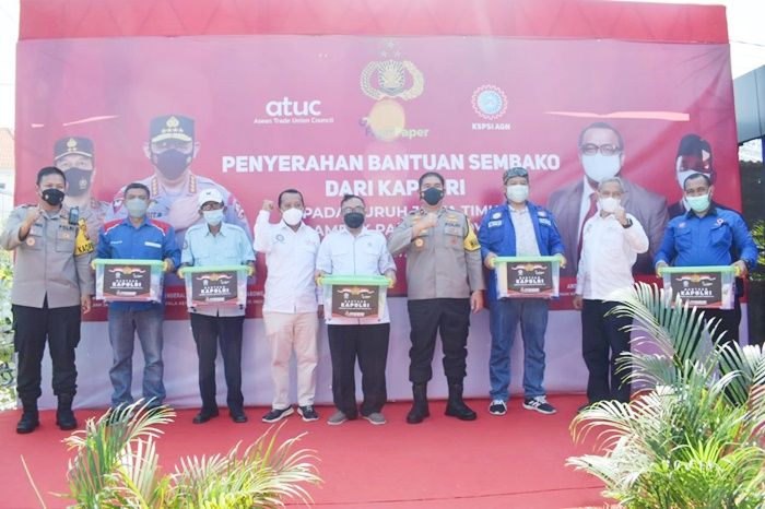 Wujud Kepedulian Polri, Kapolri Serahkan Ribuan Paket Sembako kepada Buruh Jatim di Sidoarjo