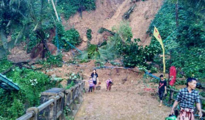 Longsor di Munjungan Trenggalek Akibatkan Tanggul Jebol, Gedung Sekolah Rusak, dan Jembatan Ambrol Longsor di Munjungan Trenggalek Akibatkan Tanggul Jebol, Gedung Sekolah Rusak, dan Jembatan Ambrol