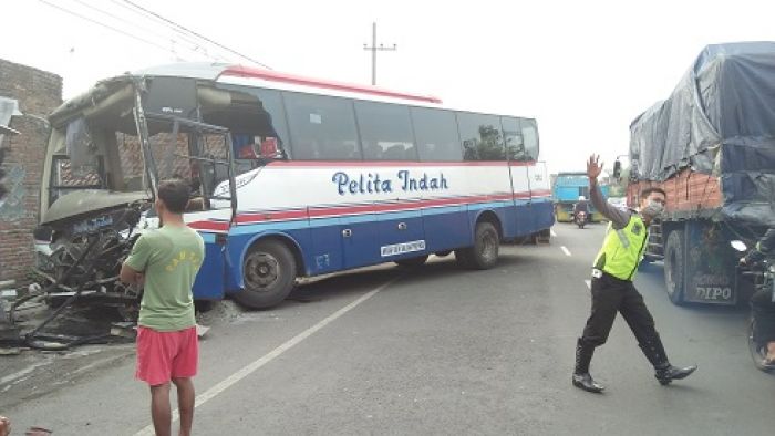 Bus Pelita Indah Seruduk Rumah di Palrejo Jombang, 6 Orang Terluka