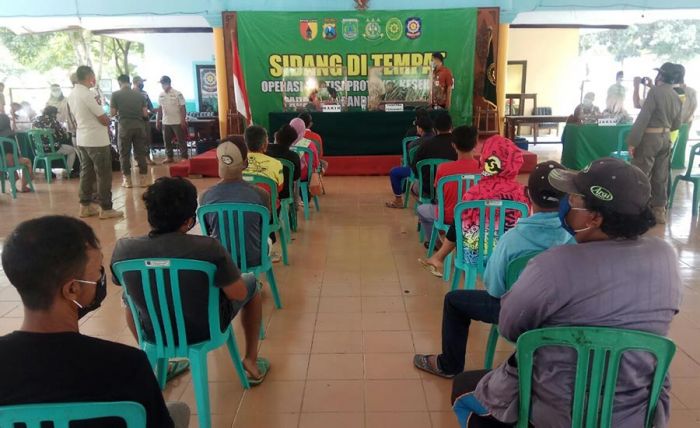 61 Pelanggar Prokes Jalani Sidang di Tempat 61 Pelanggar Prokes Jalani Sidang di Tempat