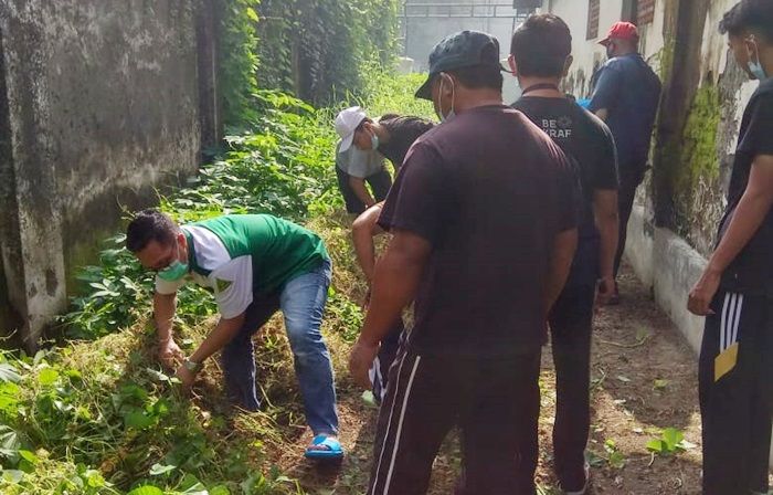 Bersama Warga, Banom NU Kedurus Gotong Royong Bersihkan Makam Bersama Warga, Banom NU Kedurus Gotong Royong Bersihkan Makam