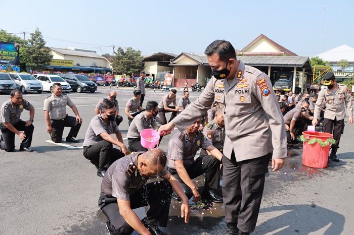 HUT Bhayangkara ke-76, 63 Personel Polres Kediri Naik Pangkat HUT Bhayangkara ke-76, 63 Personel Polres Kediri Naik Pangkat