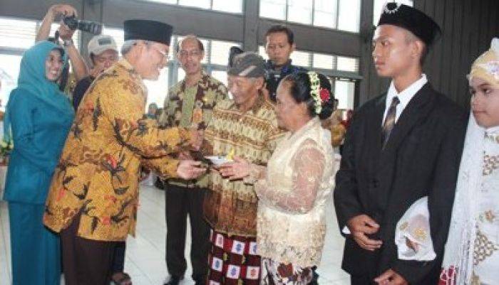 Pemkab Kediri Nikahkan Ratusan Pasutri Pemkab Kediri Nikahkan Ratusan Pasutri