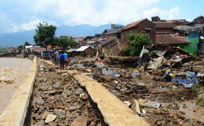 20 Orang Tewas, 14 Hilang di Bencana Banjir Garut, Pemkab Tuding Perhutani dan BKSDA Lalai 20 Orang Tewas, 14 Hilang di Bencana Banjir Garut, Pemkab Tuding Perhutani dan BKSDA Lalai