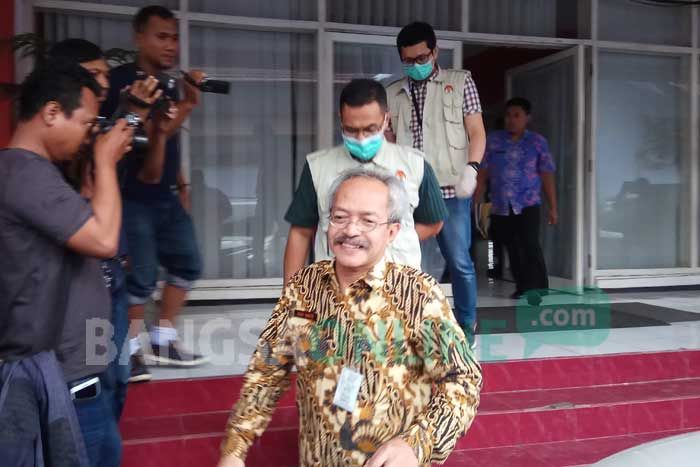 Sekda Mojokerto Digiring Penyidik KPK ke Bappeda, Showroom Mobil Milik NN Digaris Kuning KPK Sekda Mojokerto Digiring Penyidik KPK ke Bappeda, Showroom Mobil Milik NN Digaris Kuning KPK