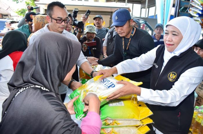 Gelar Pasar Murah di Situbondo Jelang Nataru, Gubernur Khofifah Turut Bagikan Uang Bansos Gelar Pasar Murah di Situbondo Jelang Nataru, Gubernur Khofifah Turut Bagikan Uang Bansos