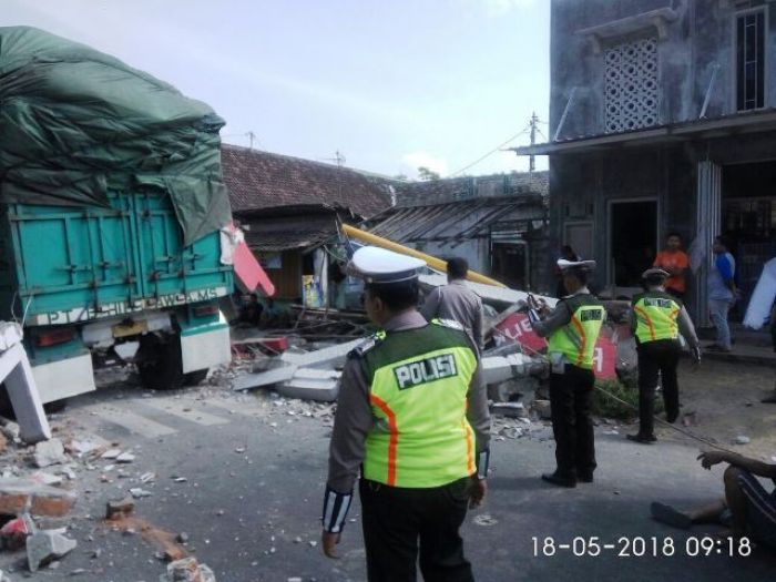 Terseret Truk Pakan Ayam, Sebuah Gapura di Blitar Hancur Tak Berbentuk