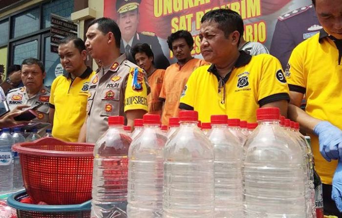 Dua Pemuda di Sidoarjo Tewas Usai Tenggak Miras Oplosan Dua Pemuda di Sidoarjo Tewas Usai Tenggak Miras Oplosan