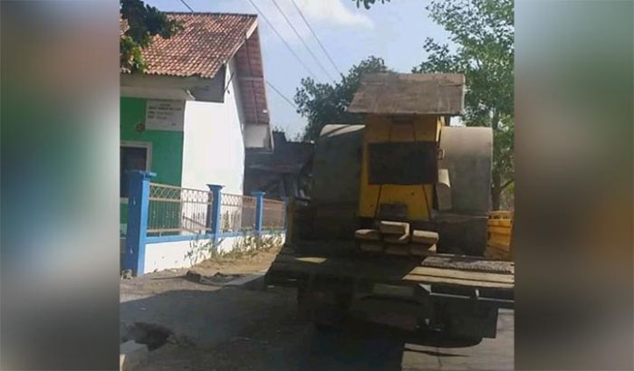 Alat Berat Wales Dinas PUPR Sampang Dikomersilkan, Uang Sewa Diduga Tidak Masuk PAD Alat Berat Wales Dinas PUPR Sampang Dikomersilkan, Uang Sewa Diduga Tidak Masuk PAD
