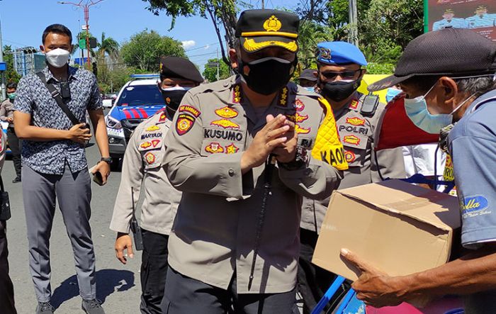 PPKM Darurat, Kapolresta Sidoarjo Bagikan Ratusan Paket Sembako ke PKL dan Tukang Becak PPKM Darurat, Kapolresta Sidoarjo Bagikan Ratusan Paket Sembako ke PKL dan Tukang Becak