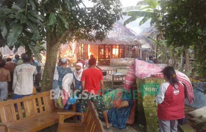 Kebakaran Ludeskan Empat Rumah di Desa Ngunut, Bojonegoro