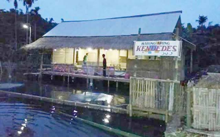 Menikmati Aneka Masakan Ikan Sambil Terapung di atas Rawa di Warung Apung Kolam Pancing Kendedes