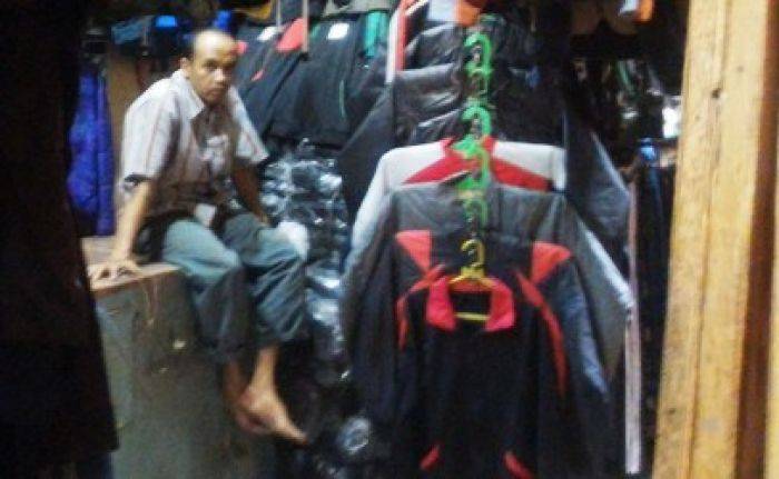 Penjual di Pasar Turi Keluhkan Omzet Turun Penjual di Pasar Turi Keluhkan Omzet Turun