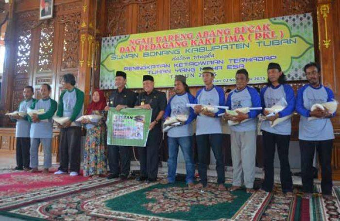 Undang Tukang Becak ke Pendopo, Bupati Tuban Berikan Wejangan dan Bantuan Undang Tukang Becak ke Pendopo, Bupati Tuban Berikan Wejangan dan Bantuan
