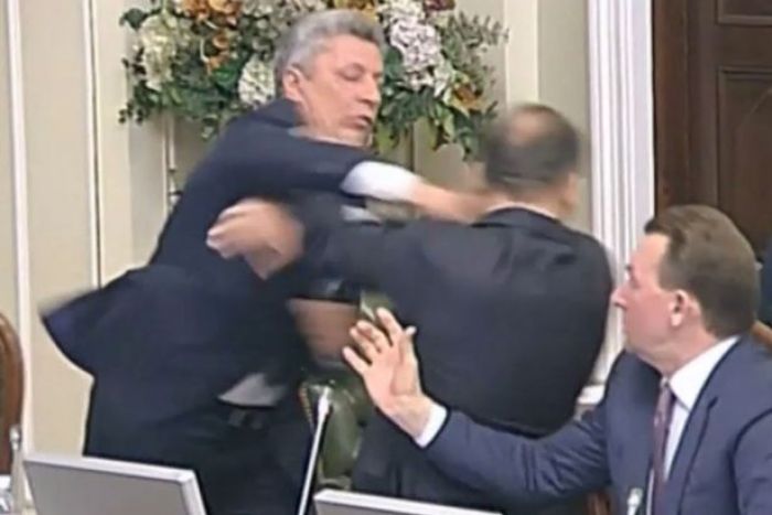 Pemimpin Dua Parpol Gelut saat Sidang di Parlemen Ukraina Pemimpin Dua Parpol Gelut saat Sidang di Parlemen Ukraina