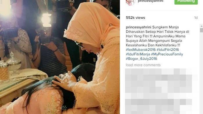 ​Sungkem Manja Syahrini di Kaki Ibunya saat Idul Fitri Dituding Settingan