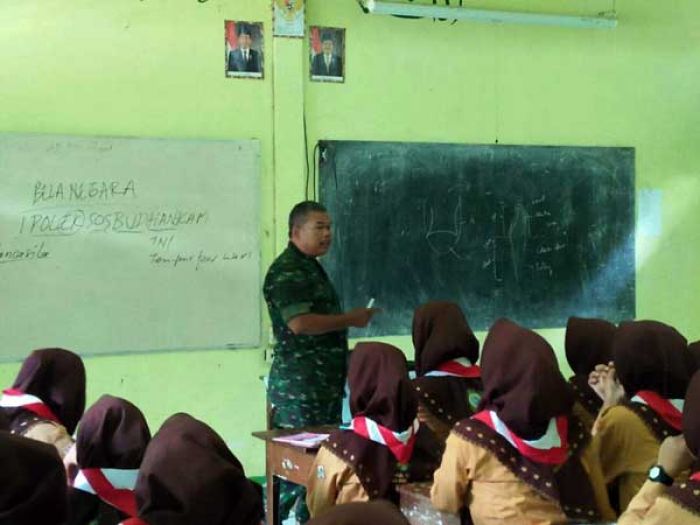 Danramil Dukun Gresik Didik Siswa SMA tentang Sistem Hankamrata