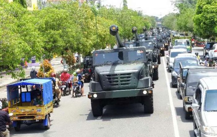 18 Meriam Caesar Milik Yonarmed 12/Kostrad "Dipanasi" Lebih dari 20 Km 18 Meriam Caesar Milik Yonarmed 12/Kostrad "Dipanasi" Lebih dari 20 Km