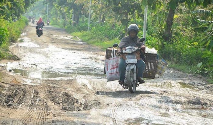 Dibongkar Sejak 2018, Jalan Poros Kecamatan Kanor Ini Dibiarkan Mangkrak Dibongkar Sejak 2018, Jalan Poros Kecamatan Kanor Ini Dibiarkan Mangkrak