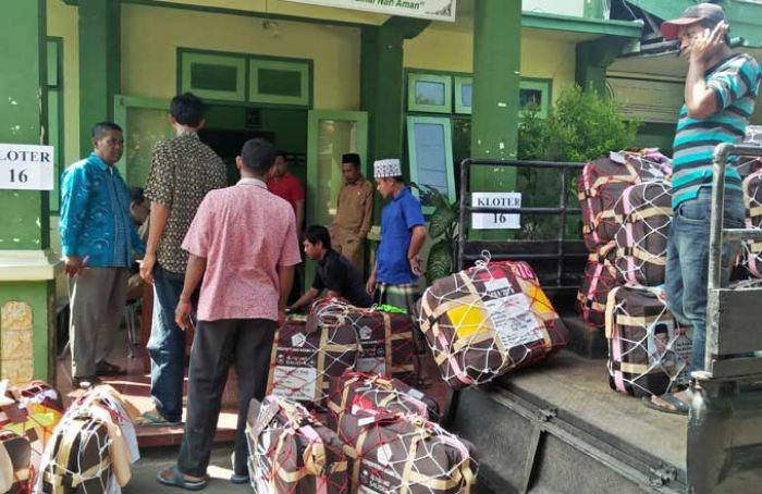 Jelang Pemberangkatan, Ratusan CJH Asal Tuban Kumpulkan Koper di Kantor Kemenag Jelang Pemberangkatan, Ratusan CJH Asal Tuban Kumpulkan Koper di Kantor Kemenag