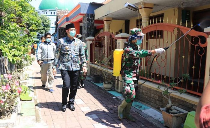 Plt. Wali Kota Pasuruan Turun Langsung Lakukan Penyemprotan Disinfektan Plt. Wali Kota Pasuruan Turun Langsung Lakukan Penyemprotan Disinfektan