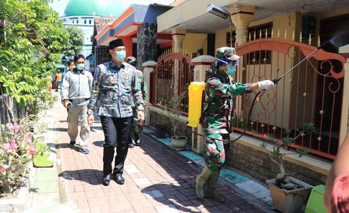 Plt. Wali Kota Pasuruan Turun Langsung Lakukan Penyemprotan Disinfektan 