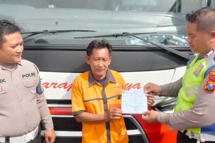 Terobos Lampu Merah di Tulungagung, Sopir Bus Harapan Jaya Ditilang Polisi Terobos Lampu Merah di Tulungagung, Sopir Bus Harapan Jaya Ditilang Polisi