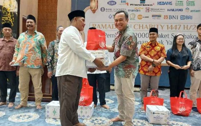 PT BKMS Santuni Anak Yatim dan Salurkan 2.300 Sembako untuk Warga Kawasan JIIPE