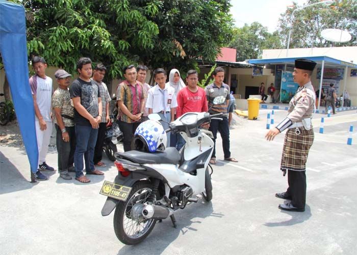 Hari Santri, Petugas Satlantas Polres Blitar Kota Gunakan Atribut Ala Santri Layani Pemohon SIM Hari Santri, Petugas Satlantas Polres Blitar Kota Gunakan Atribut Ala Santri Layani Pemohon SIM