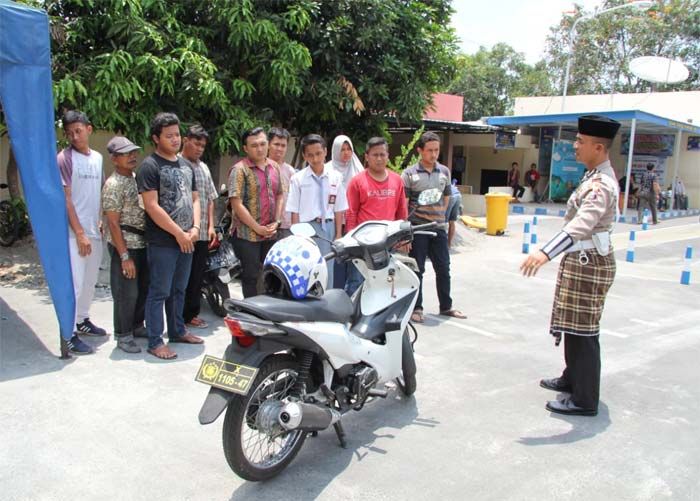 Hari Santri, Petugas Satlantas Polres Blitar Kota Gunakan Atribut Ala Santri Layani Pemohon SIM