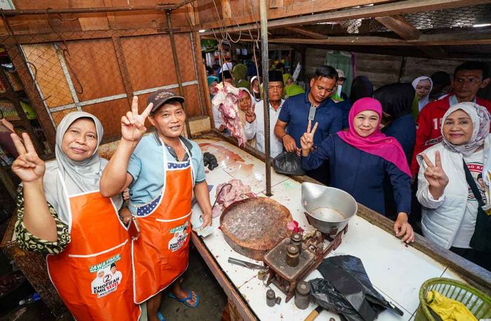 Warga Nganjuk di Pasar Berbek Nganjuk Full Senyum Disambangi Khofifah, Tukang Becak: Lanjutkan Bu! Warga Nganjuk di Pasar Berbek Nganjuk Full Senyum Disambangi Khofifah, Tukang Becak: Lanjutkan Bu!