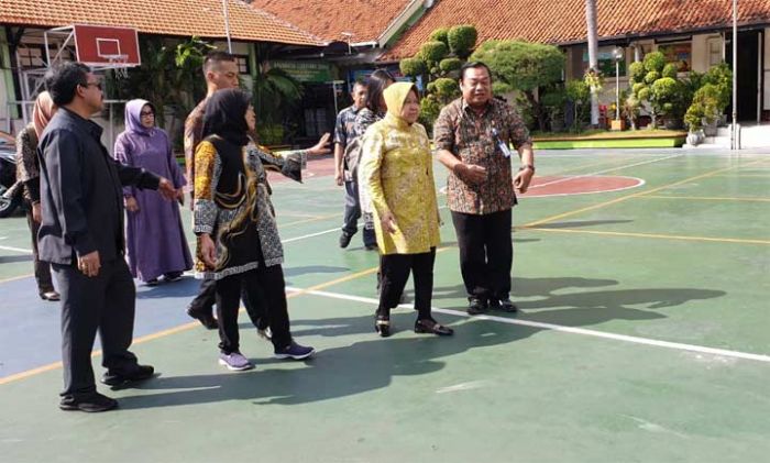 Tak Pakai Kursi Roda, Risma Mulai Tinjau Sekolah-sekolah