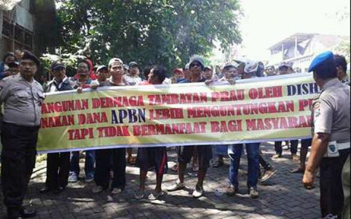Penyebrangan Tulungagung-Blitar Diblokir, Warga Desa Ngunut dan Kaliwungu Tuntut Bagi Hasil Penyebrangan Tulungagung-Blitar Diblokir, Warga Desa Ngunut dan Kaliwungu Tuntut Bagi Hasil