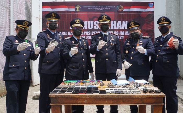 Lapas Pemuda Kelas IIA Madiun Musnahkan BB Handphone Hasil Penggeledahan Lapas Pemuda Kelas IIA Madiun Musnahkan BB Handphone Hasil Penggeledahan