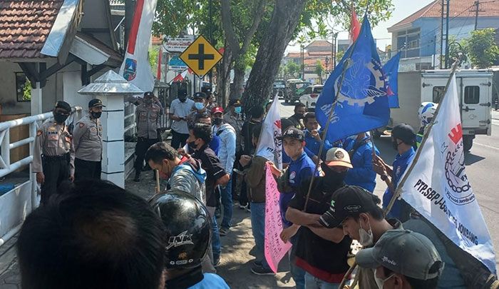 Tuntut Pencabutan Omnibuslaw, Puluhan Buruh Demo di DPRD Jombang Tuntut Pencabutan Omnibuslaw, Puluhan Buruh Demo di DPRD Jombang