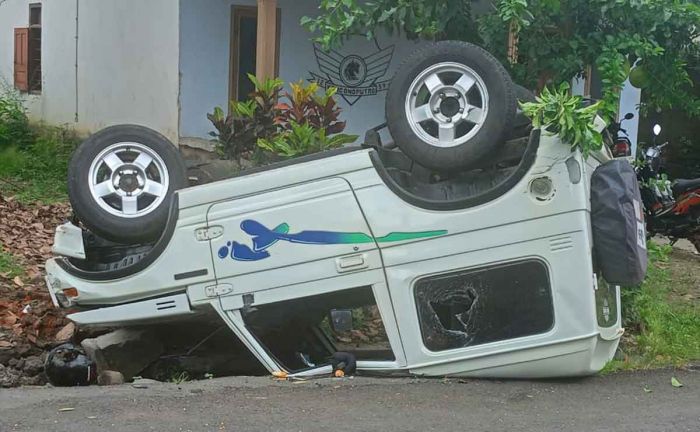 Sopir Diduga Mabuk, Katana Jungkir Balik Usai Tabrak 2 Pemotor dan 1 Mobil di Blitar