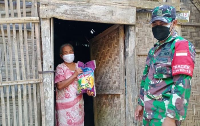 Bantu Warga Terdampak Covid-19, Anggota Koramil Mantingan Bagikan Sembako di Wilayah Binaan