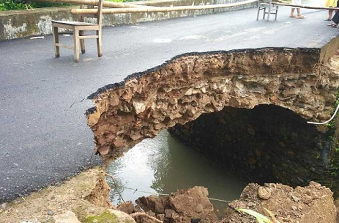 Diterjang Banjir, Jembatan Penghubung Beberapa Desa di Ngadirojo Pacitan Ambrol