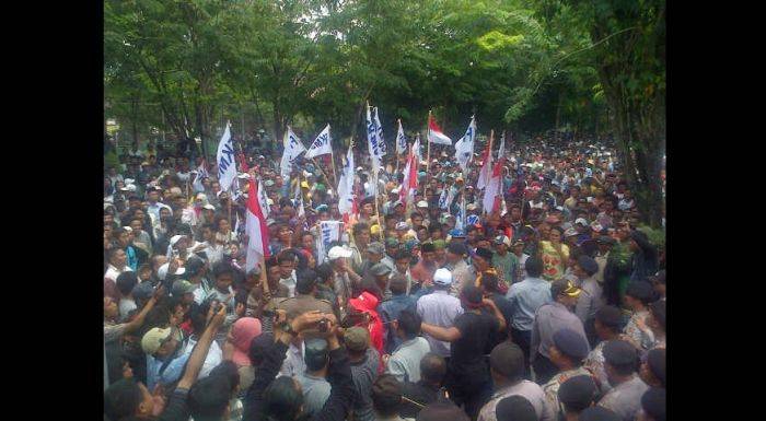Ribuan Massa Kepung Gedung Dewan Sampang Pertanyakan Participating Interest (PI) Migas Ribuan Massa Kepung Gedung Dewan Sampang Pertanyakan Participating Interest (PI) Migas