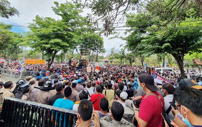 Tuntut Kejelasan Pilkades, Ribuan Massa Kepung Kantor Bupati Probolinggo dari Arah Barat dan Timur