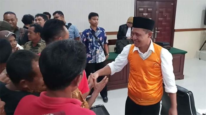 Sidang Kasus Surat Palsu KPK: Aktivis Anti Korupsi Diputus Enam Bulan Penjara Sidang Kasus Surat Palsu KPK: Aktivis Anti Korupsi Diputus Enam Bulan Penjara