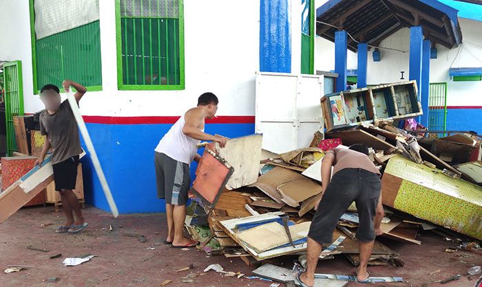 Ciptakan Kamar Hunian Lebih Nyaman, Warga Binaan Lapas I Surabaya Bongkar Benda Mudah Tebakar Ciptakan Kamar Hunian Lebih Nyaman, Warga Binaan Lapas I Surabaya Bongkar Benda Mudah Tebakar