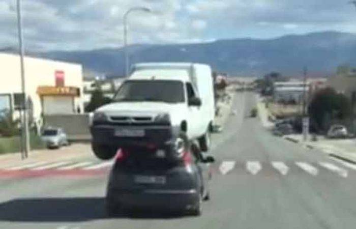 Tak Patut Dicontoh, Cara Gila Bawa Mobil Mogok Tak Patut Dicontoh, Cara Gila Bawa Mobil Mogok