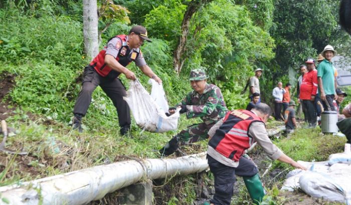 TNI-Polri Bantu Bersihkan Kawasan Bencana Songgoriti TNI-Polri Bantu Bersihkan Kawasan Bencana Songgoriti