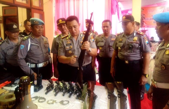 Kunker, Kapolres Banyuwangi Cek Senjata dan Santuni Anak Yatim Kunker, Kapolres Banyuwangi Cek Senjata dan Santuni Anak Yatim
