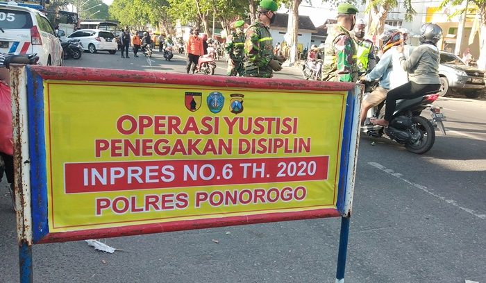 Terjaring Operasi Yustisi Prokes, Puluhan Pelanggar di Ponorogo Jalani Sidang di Tempat Terjaring Operasi Yustisi Prokes, Puluhan Pelanggar di Ponorogo Jalani Sidang di Tempat