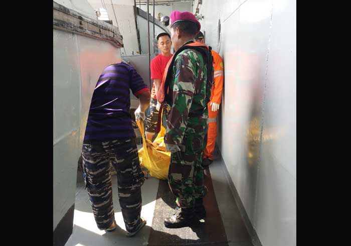 KRI Teluk Bintuni-520 Linla dari Surabaya Menuju Jakarta Berhasil Evakuasi Jenazah KRI Teluk Bintuni-520 Linla dari Surabaya Menuju Jakarta Berhasil Evakuasi Jenazah