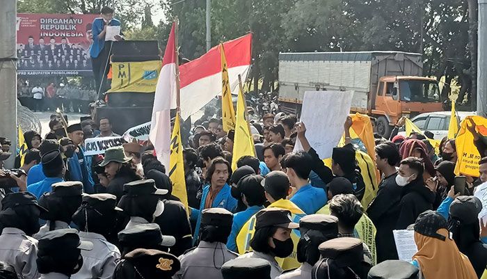 Tolak Kenaikan Harga BBM, Ratusan Mahasiswa di Probolinggo Demo ke Gedung Dewan Tolak Kenaikan Harga BBM, Ratusan Mahasiswa di Probolinggo Demo ke Gedung Dewan