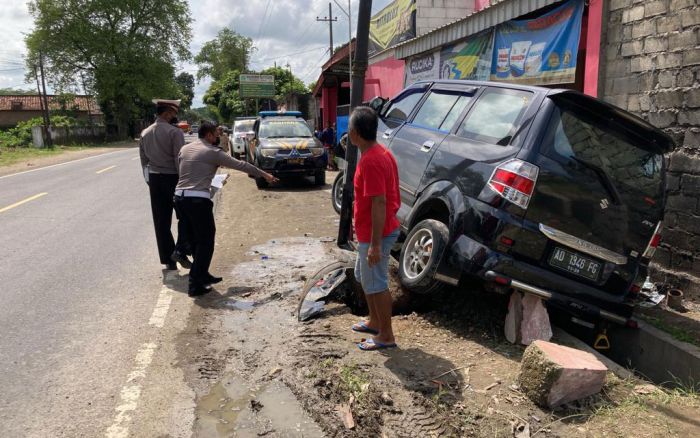 Kecelakaan Hingga Masuk ke Kolong Mobil, Pemotor di Blitar Meregang Nyawa Kecelakaan Hingga Masuk ke Kolong Mobil, Pemotor di Blitar Meregang Nyawa