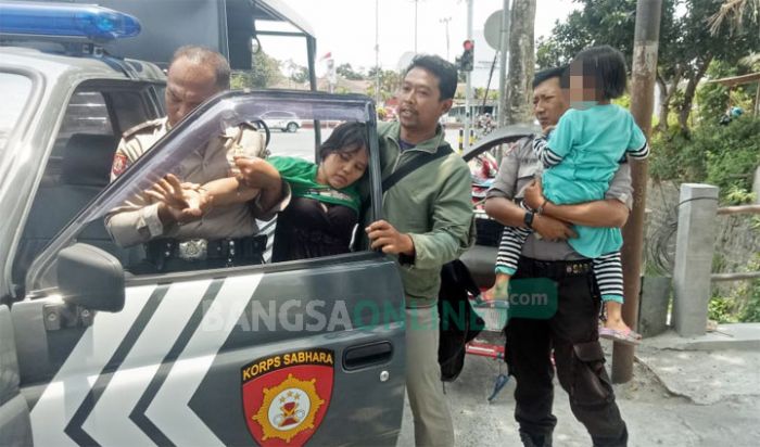 Depresi, Ibu Rumah Tangga di Blitar Ajak Anaknya Panjat Patung Bung Karno Depresi, Ibu Rumah Tangga di Blitar Ajak Anaknya Panjat Patung Bung Karno